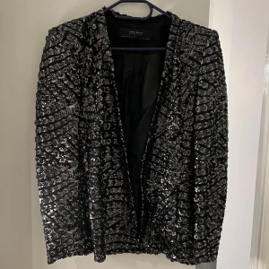 Paljettkavaj - Paljettkavaj från zara, perfekt nu till nyår  Storlek medium! Har axelvaddar   