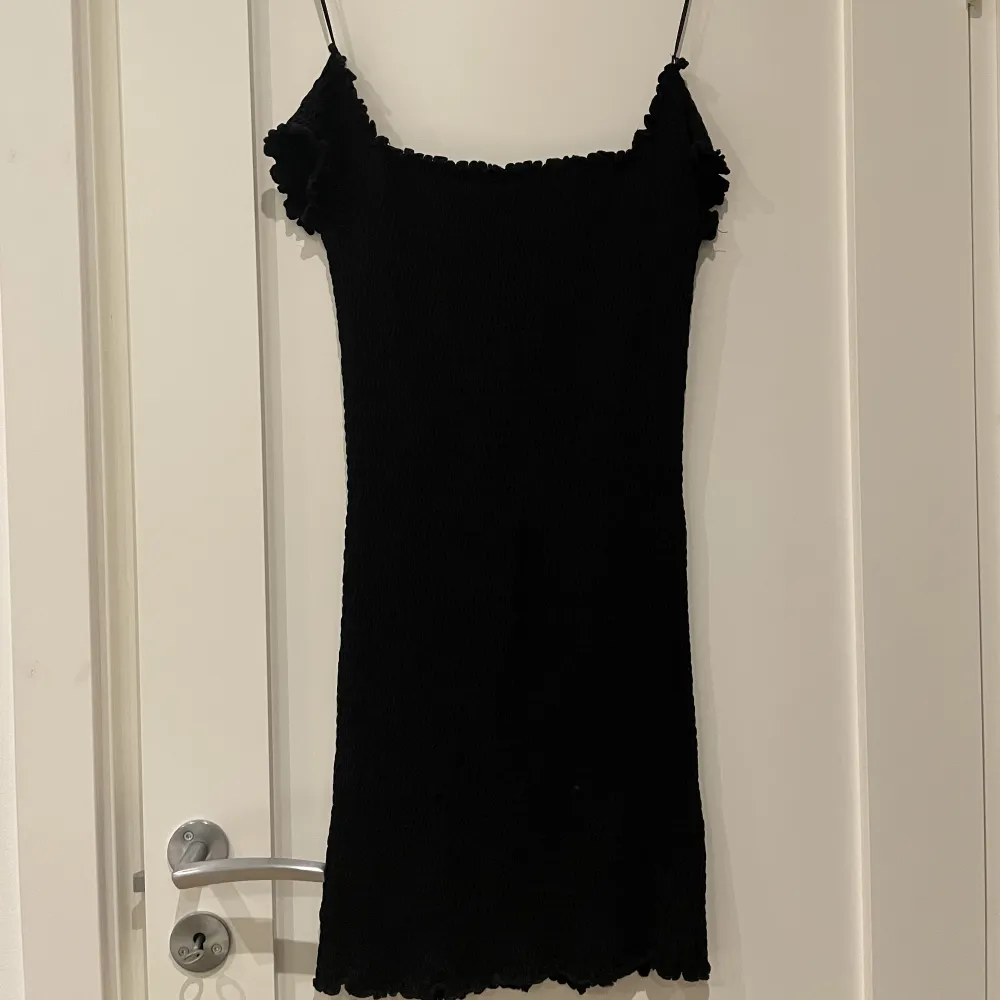 En svart off shoulder klänning från Ginatricot i stl S. Har blivit använd en del så ”gummit” som sitter så att den inte ska åka ner har gått av på några ställen. Men utöver de är den i bra skick och den är i stl S.  . Klänningar.