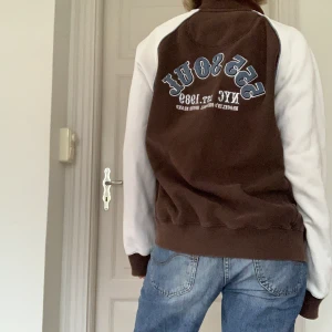 College jacka - Najs och värmande kofta i brunt och vitt!