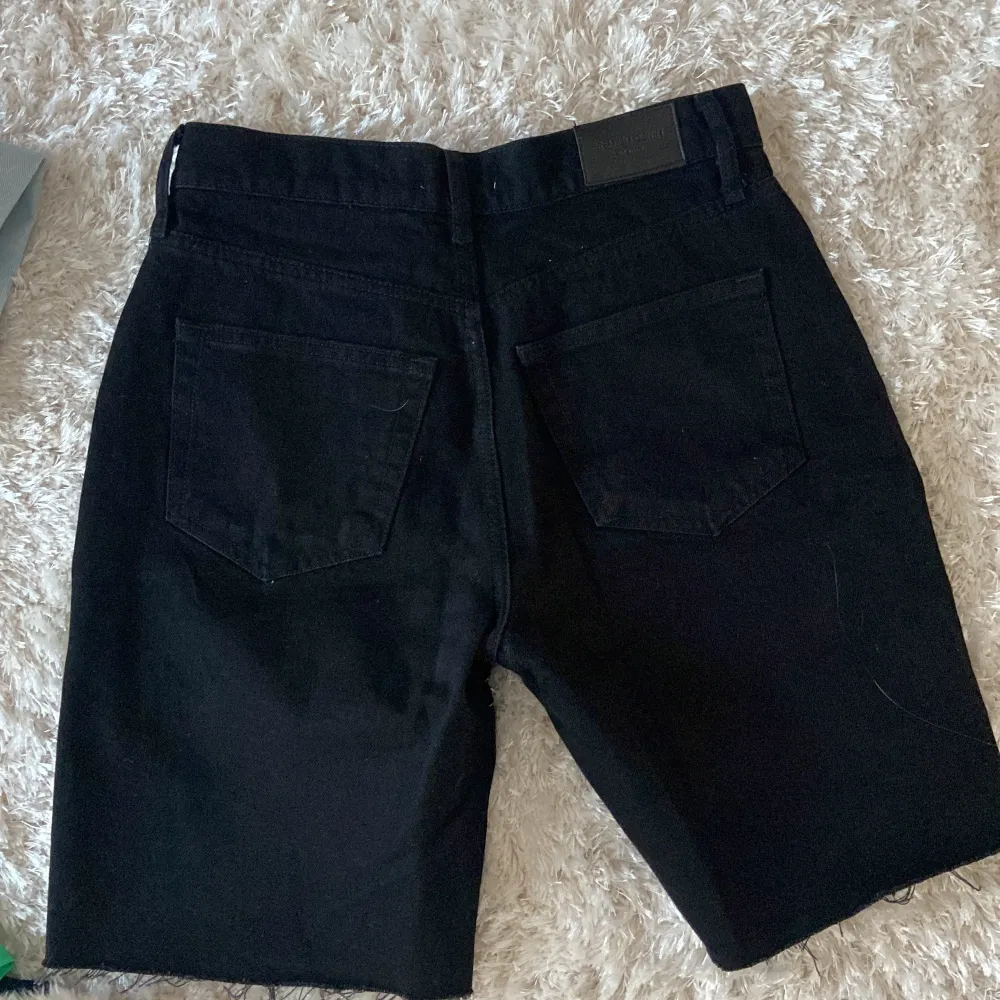 Super snygga svarta jeansshorts från GinaTricot. Använda endast en gång Storlek 38. Jeans & Byxor.