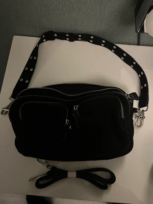 Handväska från Ginatricot  - Inga skador, har använd den ungefär 3 gånger de är nästan helt orörd 