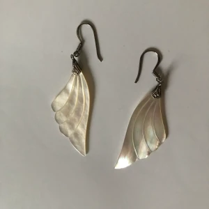 Iridescent örhängen  - I gott skick, men dm:a gärna vid frågor vid behov av mir info! Köparen står för frakt (15kr). 