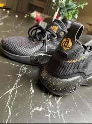 Addidas ny skor  - Addidas ny skor  Ord pris 849kr jag säljer dom för 550