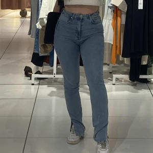 Gina tricot jeans  - Säljer mina jeans från Gina då jag köpte en storlek för stor🤍originalpris är 400kr, priset går att diskuteras😚