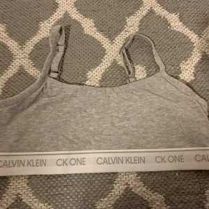 Calvin Klein top M - Ljusgrå, fint skick 100:- plus frakt 26:- 