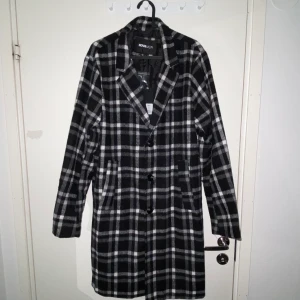 Fashion Nova Kappa - Köpte denna kappa från Fashion Nova för män. Det är i storlek ”S” och har aldrig använt den för den är för stor för mig.