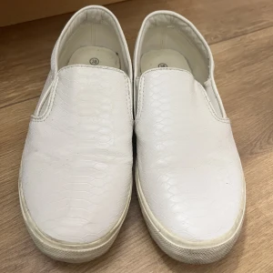 Låga skor i vit ormskinn / krokodilskinn - Låga vita skor i ormskinn / krokodilskinn, stl 38