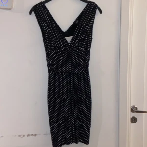 prickig svart klänning - Midi klänning, svart med små vita prickar bra skick. 95% viscose 5% elastine. Liten i storleken!