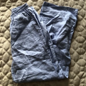 Linnebyxor/pyjamasbyxor 💙 - Detta är ett par linnebyxor men som jag använt mer som pyjamas då jag tycker dem är så sköna. Men eftersom jag har för många par pyjamasbyxor så säljer jag dessa. Använda Max tre gånger hemma. Därav superfint skick 💙 frakt tillkommer