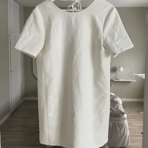 Vit klänning med öppen rygg i storlek 38💕 - Perfekt klänning till Student💕