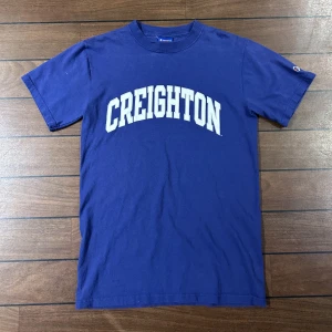 Champion T shirt Creighton - Snygg Vintage Champion T-shirt i storlek S!  Bara o skriva om du har någon fråga🙏  Använd Gärna Köp Nu!  Finns även i våran butik på Norra Hamngatan i Strömstad eller på våran hemsida Clearout.se