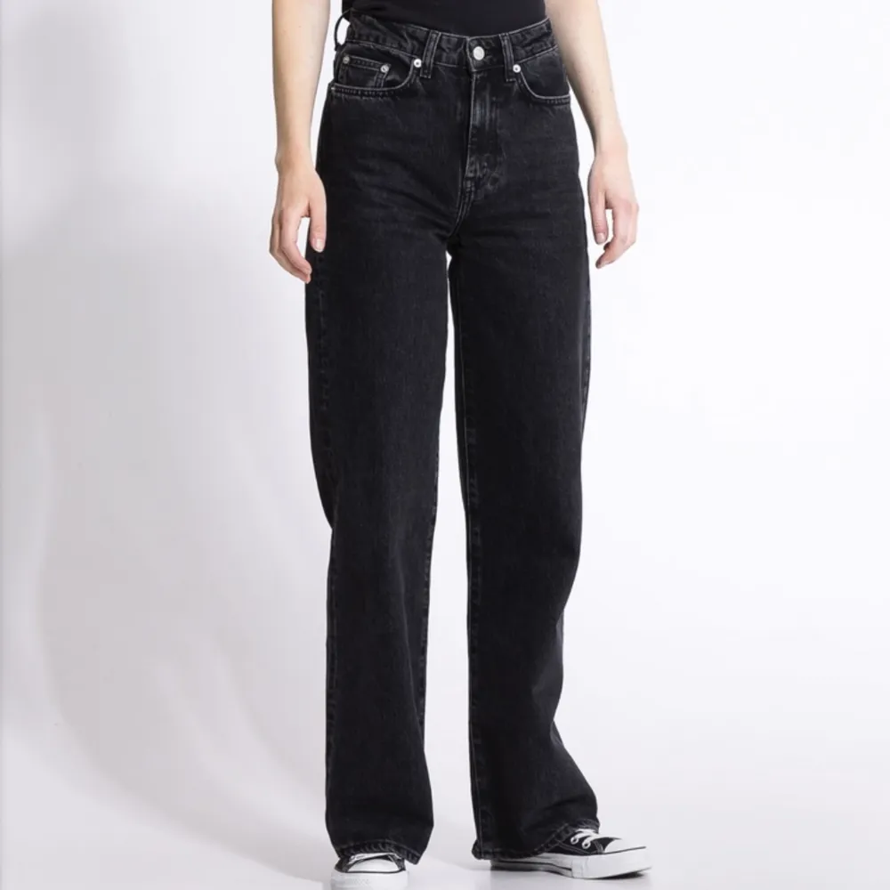 Superfina svarta jeans i bra skick och kvalite👌🏽👌🏽🖤. Jeans & Byxor.