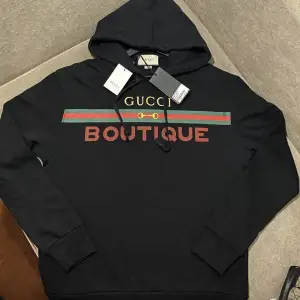 Gucci hoodie finns i storlek M och XL