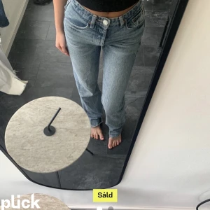 Zara Jeans  - Fina jeans från zara köpta här på Plick(lånad bild från den jag köpte ifrån) väldigt fina men har tyvärr blivit försmå! Mod Rise och bra i längd på mig som är 1,68🫶🏻