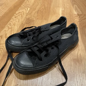 Svarta converse - Svarta låga äkta converse i storlek 39. Använda ungefär 6 gånger.