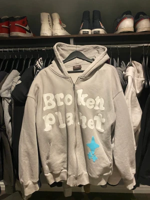 a broken planet zip hoodie - a broken planet zip hoodie, säljes inte många av dessa men fett snygga tyvärr för stor för mig så säljes