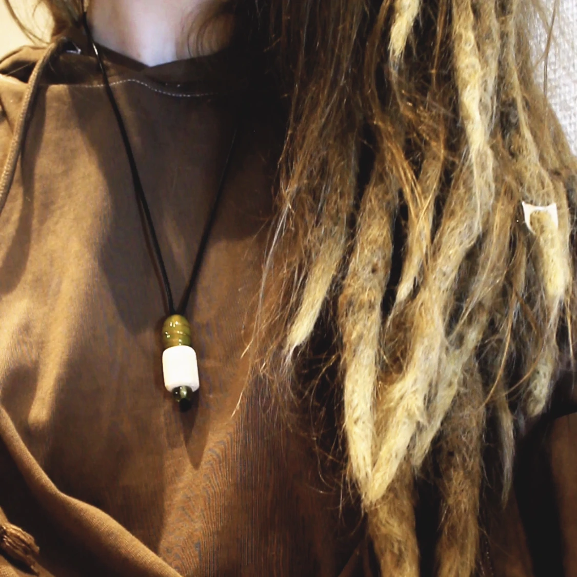 Halsband med trä- och gröna glaspärlor  - 91