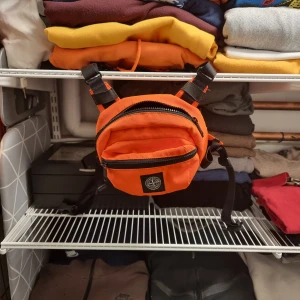 Stone island becknarväska	 - Ovanlig midjeväska från stone island, väldigt väldigt sparsamt använd.