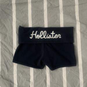 Mörkblå hollister shorts i storlek XS. Har tyvärr ingen bild med de på då de är för små. Använd ”KÖP NU” funktionen för att köpa de direkt😍🤍 Fraktar endast, först till kvarn!