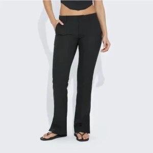 Bikbok vera lågmidjade - Säljer nu mina älskade och helt slutsålda vera kostymbyxor ifrån bikbok (de lågmidjade) i strlk 38❤️Andvända 2 gånger och säljs pga att jag har ett par andra likadana❤️köparen står för frakten, skriv bud till mig privat, högsta budet vinner. 