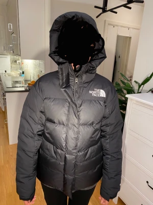 The North Face HMLYN DOWN PARKA TNF BLACK - Hej! Säljer min North Face jacka, köpte den för 4299kr i strl M, men insåg att den var för stor för mig. Kvitto finns kvar. Använd endast en gång. 