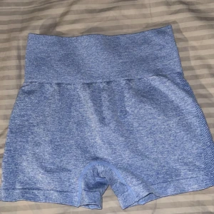 TRÄNINGSshorts - Träningsshorts från asos i strl m men passar mer som en xs-s!💕 ljusblåa med detaljer baktill! Korta & bekväma! Använd KÖP NU, först till kvarn!☺️