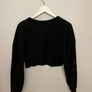 Säljer denna svarta ribbade tröjan från Shein i st 36💕  Jättemysig och snygg💕