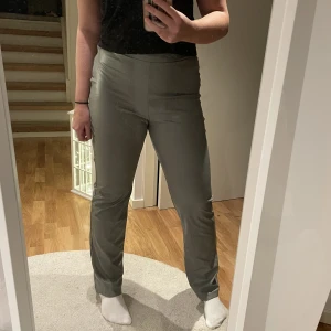 Gråa skinnbyxor - Säljer nu dessa skinnbyxor som nästan aldrig använts.  Hör av er!