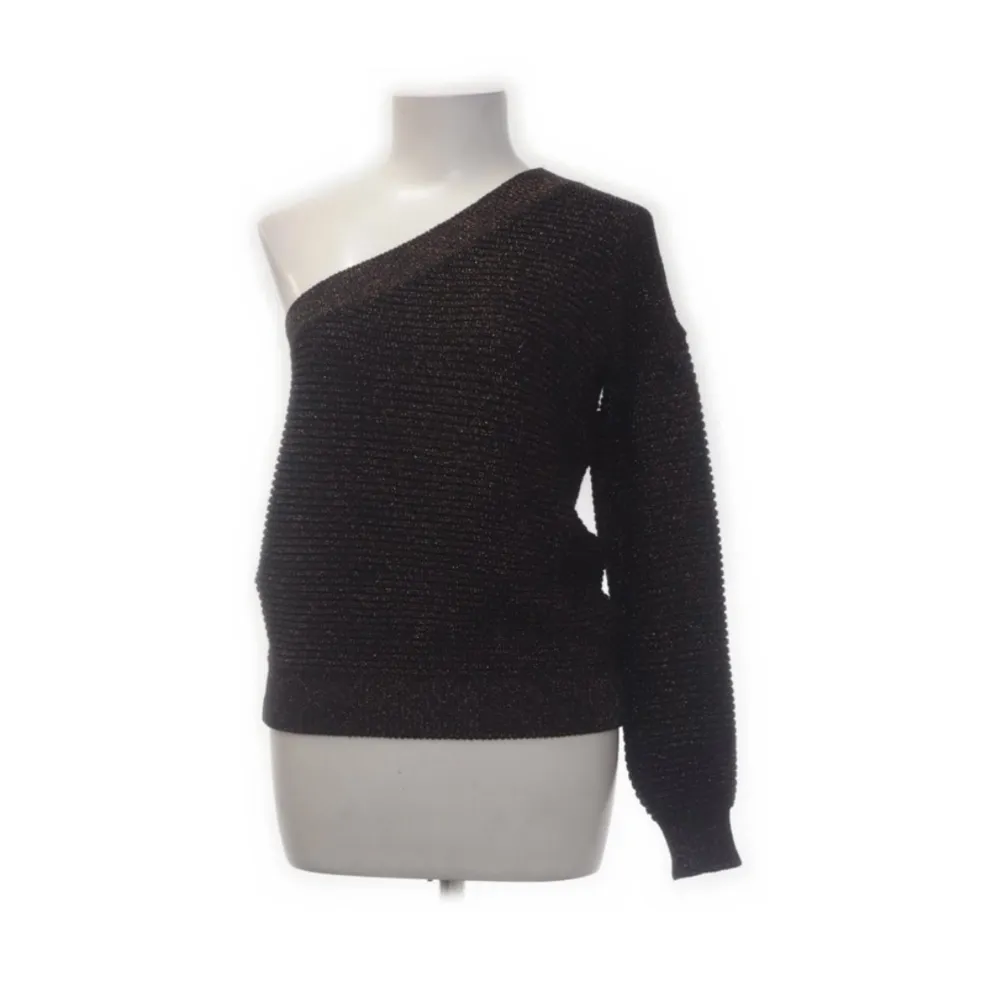Intressekoll.Stickad svart tröja med lila💜 glitter med en arm från mango. Storlek S, 75kr + frakt. Tröjor & Koftor.