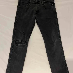 Replay jeans st 34 - 3 par snygga replay jeans st 34 nypris för alla 1500kr st mitt pris 350kr st eller 850kr för alla tre hör gärna av er för mer frågor  (Ljusblå och svarta med slitningar sålda)