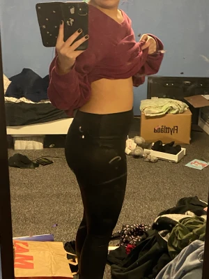 Fake skinn byxor stl M - Vet inte vsrt dom är köpt tyvärr men dom är jättefina och väldigt fint skick😄 säljer pga inte min stil. 75kr frakt inkluderad i pris🙌 önskas fler bilder skicks iväg ett medelande☺️