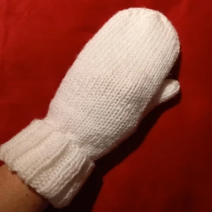 Vita vantar med lång mudd stl S/M - Nya vantar med lång mudd i fräscht vitt. Jag gar stickat dem i garn som är varmt, skönt och inte alls stickigt. Kan tvättas i 40 grader. Vantarna har lång mudd som värmer handlederna extra skönt. Pris 115 kr + frakt = 145 kr. Följ mig för nyheter!