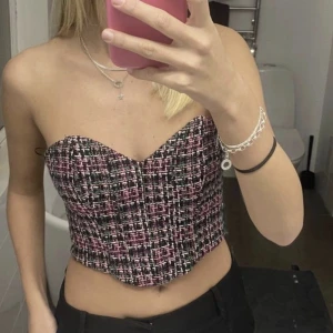Bandeau Topp - Säljer en skitsnygg bandeau-topp från Zara, perfekt till fest!! Använd 1-2 gånger o i nyskick! (Lånad bild) skicka dm för fler bilder❤️💕🥰
