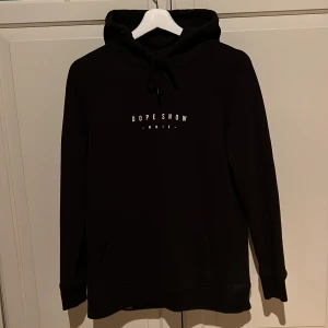 Dope hoddie, strl S - Dope hoddie i storlek S, bra skick. Ca ett år gammal men använd ca 5 gånger. Köpt för 800kr från Ridestore.