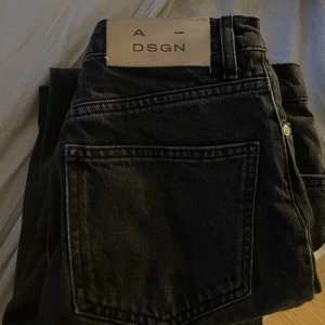 Jeans adsgn  - Svarta jeans från Adsgn, storlek S men uppsydda till min längd (160) men skulle passa en från 160-170 då benen ännu är långa