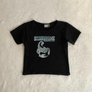 Babytee - Svart babytee med Scorpio-tryck, från märket Promo Doro! Passar mig som brukar ha XS/S 🦂