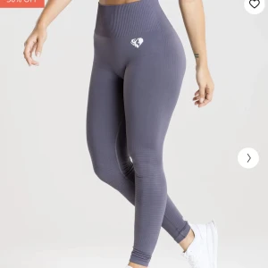 Womens best Träningstights  - Säljer mina womens best träningstights i färgen charcoal 🖤 använda få gånger så i väldigt bra skick! Frakten står köparen för 📦