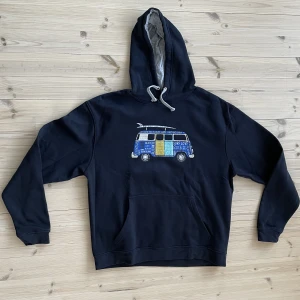 Marinblå hoodie med tryck stl XL - Jättemysig marinblå hoodie med tryck. Som ny, endast använd 1 gång. Storlek XL, passar jättebra oversized. 