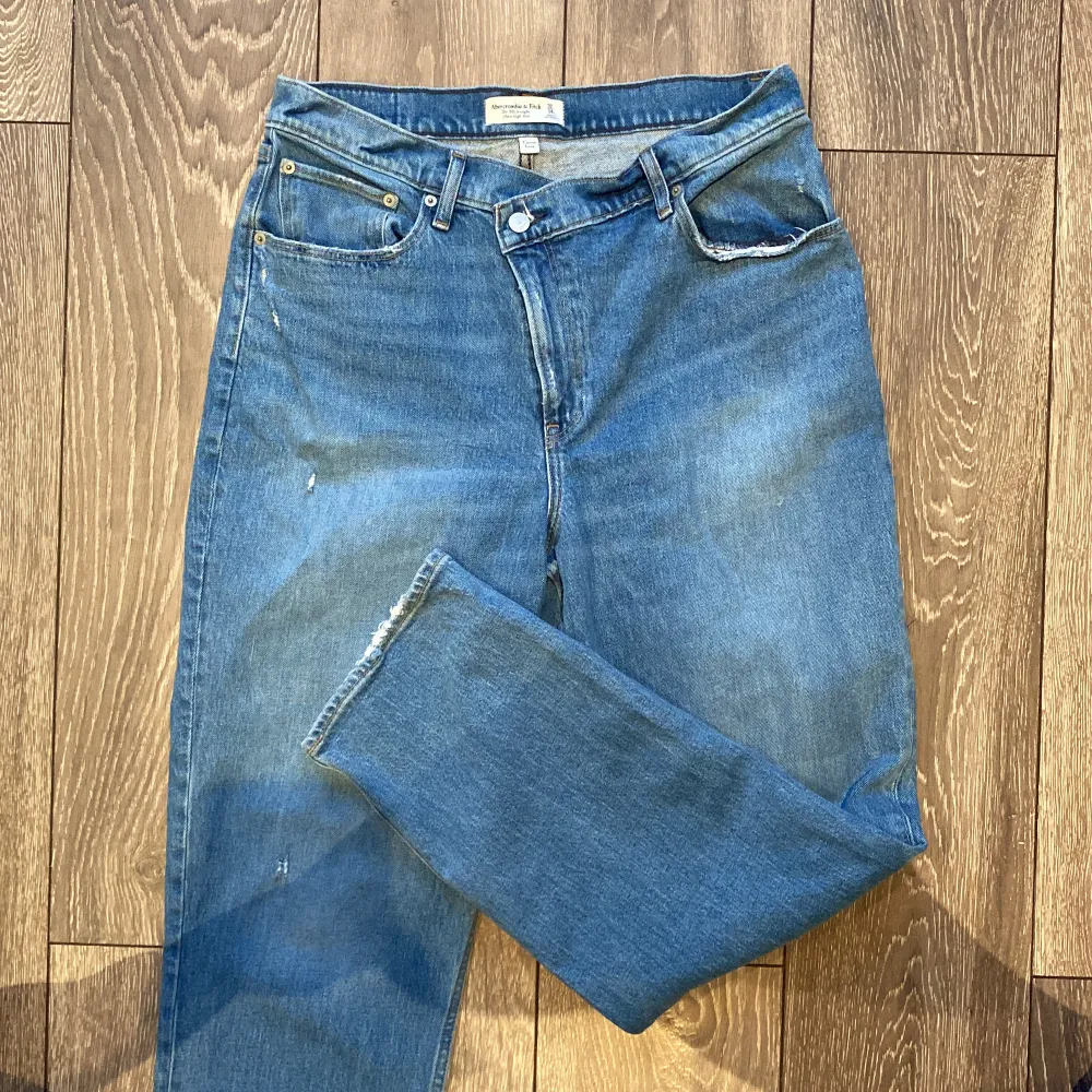 Abercrombie & Fitch curve love jeans i modellen The ’90s straight ultra high rise. Storlek 32w regular US 14.  Är endast testade en gång så är i topp skick. Ny pris 1031kr.. Jeans & Byxor.