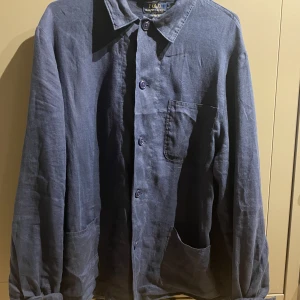 Ralph lauren overshirt - Mörkblå overshirt från ralph lauren. 100% linne och i storlek M men passar även L. Nypris 2000, använd fåtal gånger 
