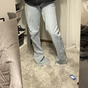 Jeans - Ljusblåa jeans från zara! Långa i benen! Köparen står för frakten