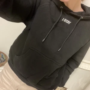 I STAY hoodie - Fint skick, mysig och snygg hoodie! Vid frågor tveka ej!