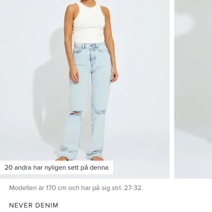 Vida jeans med hål - Jeansen är köpta på bikbok, använt ett par gånger, inga defekter, högmidjade. Storlek 25💓