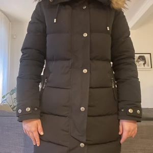Hollies subway jacka stl 34 - Varm hollies jacka i storlek 34. Köptes förra vintern men knappt använt. Säljes pga växt ur den. 