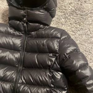 Ralph loren jacka  - En polo Ralph loren vinter jacka, super fint sjick helt ren överallt har använt den fåtal gånger👍🏻