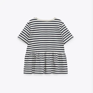 Topp från zara  - Har denna söta topp med volang från Zara, i bra skick. Skriv för egentagna bilder🥰