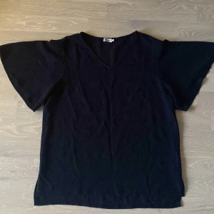 Blus stl S  - Marinblå blus med vida ärmar från Filippa K i storlek S💙 nyskick! Frakten står köparen för 📦