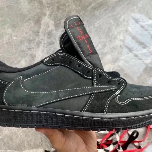 Travis Scott Jordan 1 low ”Phantom” - Fick in 4 par Travis  Storlek 41.5 10,250kr [ SÅLD]  Storlek 43 9,500kr  [SÅLD]  Storlek 44 9,250kr [SÅLD]  Storlek 44,5 9,500kr [SÅLD] Kom pv för att diskutera pris!!  