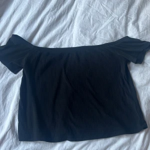 Svart Off-shoulder topp - En svart off shoulder ifrån H&M. Nästintill aldrig använd. Skriv ifall du har frågor!