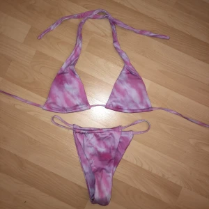 Rosa bikini - Säljer denna fina halterneck bikini då den är för liten för mig💖 Skydd sitter fortfarande kvar! Frakt kan variera beroende på pris
